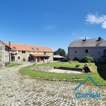 Prodej zemědělské usedlosti s RD, přístavbami, konírnou, studnou a zahradou.