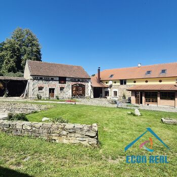Prodej zemědělské usedlosti s RD, přístavbami, konírnou, studnou a zahradou.