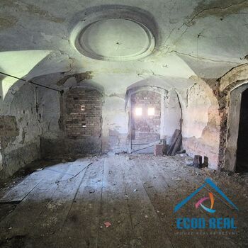 Prodej zemědělské usedlosti s RD, přístavbami, konírnou, studnou a zahradou.