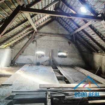 Prodej zemědělské usedlosti s RD, přístavbami, konírnou, studnou a zahradou.