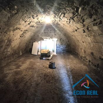 Prodej zemědělské usedlosti s RD, přístavbami, konírnou, studnou a zahradou.