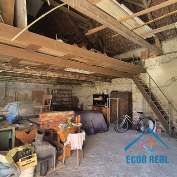 Prodej zemědělské usedlosti s RD, přístavbami, konírnou, studnou a zahradou.