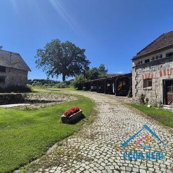 Prodej zemědělské usedlosti s RD, přístavbami, konírnou, studnou a zahradou.