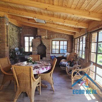 Prodej zemědělské usedlosti s RD, přístavbami, konírnou, studnou a zahradou.