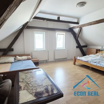 Prodej zemědělské usedlosti s RD, přístavbami, konírnou, studnou a zahradou.