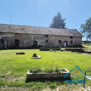 Prodej zemědělské usedlosti s RD, přístavbami, konírnou, studnou a zahradou.