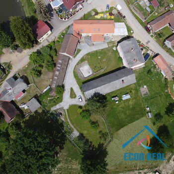 Prodej zemědělské usedlosti s RD, přístavbami, konírnou, studnou a zahradou.
