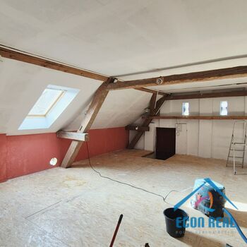 Prodej zemědělské usedlosti s RD, přístavbami, konírnou, studnou a zahradou.