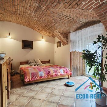 Prodej zemědělské usedlosti s RD, přístavbami, konírnou, studnou a zahradou.