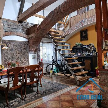 Prodej zemědělské usedlosti s RD, přístavbami, konírnou, studnou a zahradou.