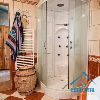 Prodej zemědělské usedlosti s RD, přístavbami, konírnou, studnou a zahradou.