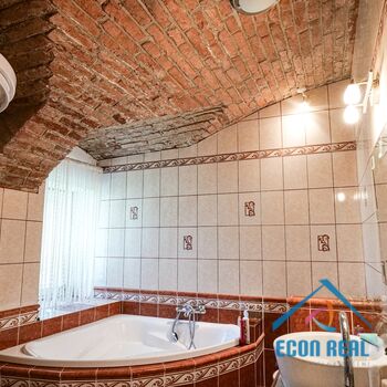 Prodej zemědělské usedlosti s RD, přístavbami, konírnou, studnou a zahradou.