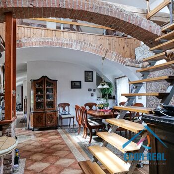 Prodej zemědělské usedlosti s RD, přístavbami, konírnou, studnou a zahradou.