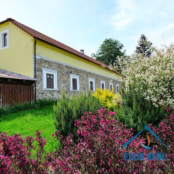 Prodej zemědělské usedlosti s RD, přístavbami, konírnou, studnou a zahradou.