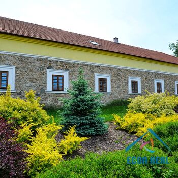 Prodej zemědělské usedlosti s RD, přístavbami, konírnou, studnou a zahradou.