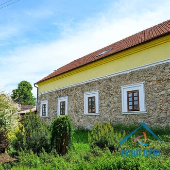 Prodej zemědělské usedlosti s RD, přístavbami, konírnou, studnou a zahradou.