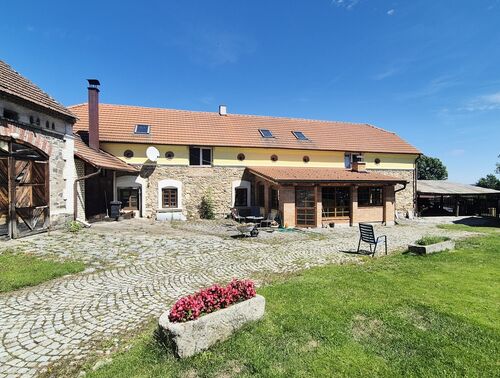 Fotografie nemovitosti - Prodej zemědělské usedlosti s RD, přístavbami, konírnou, studnou a zahradou.