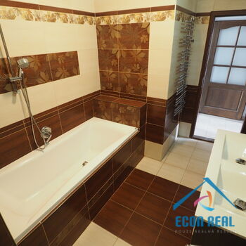 Prodej nájemního činžovního domu u zámku, Husovo nám., Benátky nad Jizerou