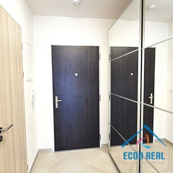 Pronájem vzdušného bytu 1kk, s lodžií, sklepem a parkováním, novostavba BD Divišovská, Praha, Chodov