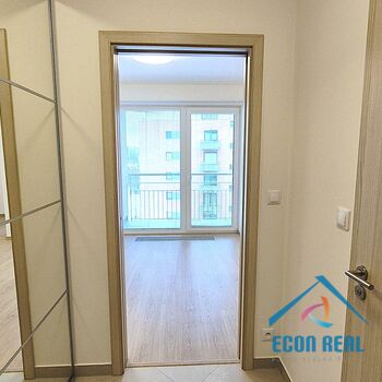 Pronájem vzdušného bytu 1kk, s lodžií, sklepem a parkováním, novostavba BD Divišovská, Praha, Chodov