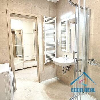 Pronájem vzdušného bytu 1kk, s lodžií, sklepem a parkováním, novostavba BD Divišovská, Praha, Chodov