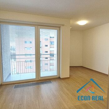 Pronájem vzdušného bytu 1kk, s lodžií, sklepem a parkováním, novostavba BD Divišovská, Praha, Chodov