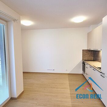 Pronájem vzdušného bytu 1kk, s lodžií, sklepem a parkováním, novostavba BD Divišovská, Praha, Chodov