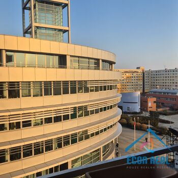 Prodej útulného bytu 1kk s lodžií, sklepem a garážovým stáním, Sluneční náměstí, Praha 13 Stodůlky