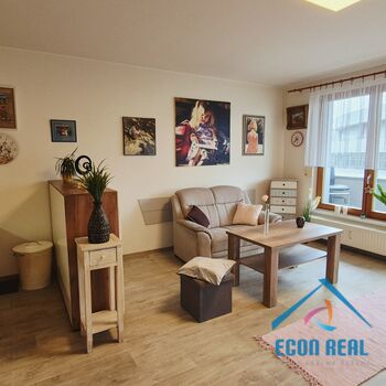 Prodej útulného bytu 1kk s lodžií, sklepem a garážovým stáním, Sluneční náměstí, Praha 13 Stodůlky