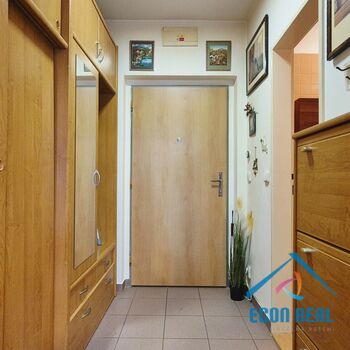 Prodej útulného bytu 1kk s lodžií, sklepem a garážovým stáním, Sluneční náměstí, Praha 13 Stodůlky