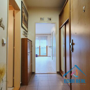 Prodej útulného bytu 1kk s lodžií, sklepem a garážovým stáním, Sluneční náměstí, Praha 13 Stodůlky