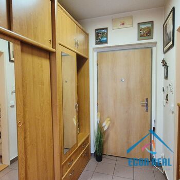 Prodej útulného bytu 1kk s lodžií, sklepem a garážovým stáním, Sluneční náměstí, Praha 13 Stodůlky