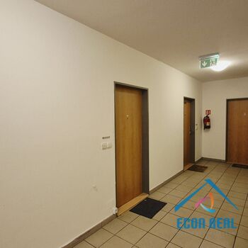 Prodej útulného bytu 1kk s lodžií, sklepem a garážovým stáním, Sluneční náměstí, Praha 13 Stodůlky