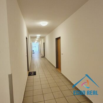 Prodej útulného bytu 1kk s lodžií, sklepem a garážovým stáním, Sluneční náměstí, Praha 13 Stodůlky