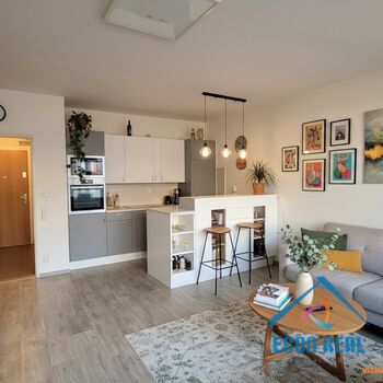 Prodej útulného bytu 1kk s lodžií, sklepem a garážovým stáním, Sluneční náměstí, Praha 13 Stodůlky