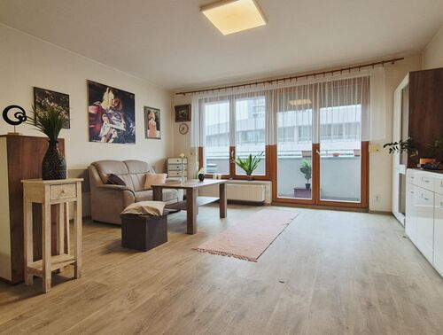 Fotografie nemovitosti - Prodej útulného bytu 1kk s lodžií, sklepem a garážovým stáním, Sluneční náměstí, Praha 13 Stodůlky