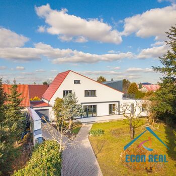 Pronájem úžasného RD 5KK s 3 koupelnami - 224 m2, se zahradou a garáží, Na Konečné, Praha 4 Písnice