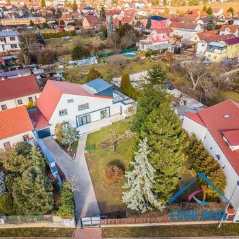 Pronájem úžasného RD 5KK s 3 koupelnami - 224 m2, se zahradou a garáží, Na Konečné, Praha 4 Písnice