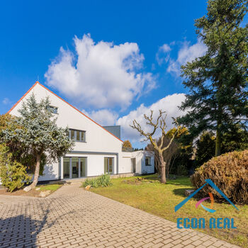 Pronájem úžasného RD 5KK s 3 koupelnami - 224 m2, se zahradou a garáží, Na Konečné, Praha 4 Písnice