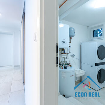 Pronájem úžasného RD 5KK s 3 koupelnami - 224 m2, se zahradou a garáží, Na Konečné, Praha 4 Písnice