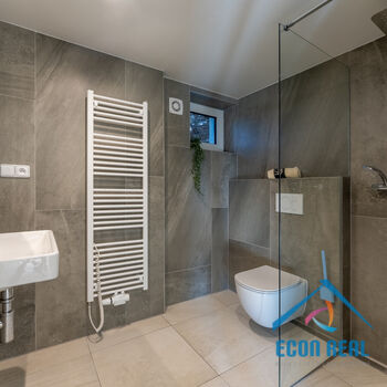 Pronájem úžasného RD 5KK s 3 koupelnami - 224 m2, se zahradou a garáží, Na Konečné, Praha 4 Písnice