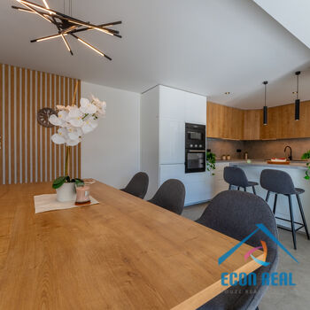 Pronájem úžasného RD 5KK s 3 koupelnami - 224 m2, se zahradou a garáží, Na Konečné, Praha 4 Písnice