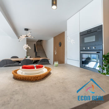 Pronájem úžasného RD 5KK s 3 koupelnami - 224 m2, se zahradou a garáží, Na Konečné, Praha 4 Písnice