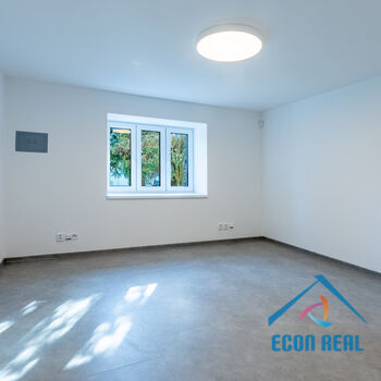 Pronájem úžasného RD 5KK s 3 koupelnami - 224 m2, se zahradou a garáží, Na Konečné, Praha 4 Písnice