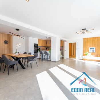 Pronájem úžasného RD 5KK s 3 koupelnami - 224 m2, se zahradou a garáží, Na Konečné, Praha 4 Písnice