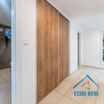 Pronájem úžasného RD 5KK s 3 koupelnami - 224 m2, se zahradou a garáží, Na Konečné, Praha 4 Písnice