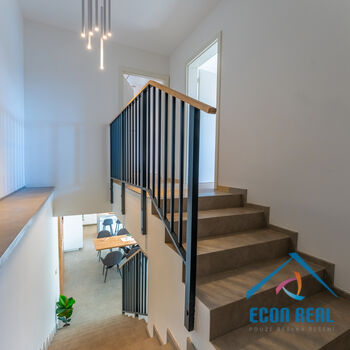 Pronájem úžasného RD 5KK s 3 koupelnami - 224 m2, se zahradou a garáží, Na Konečné, Praha 4 Písnice