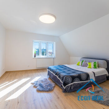 Pronájem úžasného RD 5KK s 3 koupelnami - 224 m2, se zahradou a garáží, Na Konečné, Praha 4 Písnice