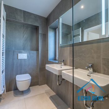 Pronájem úžasného RD 5KK s 3 koupelnami - 224 m2, se zahradou a garáží, Na Konečné, Praha 4 Písnice