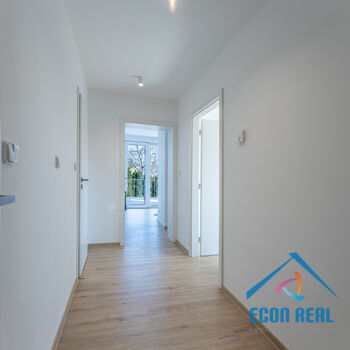 Pronájem úžasného RD 5KK s 3 koupelnami - 224 m2, se zahradou a garáží, Na Konečné, Praha 4 Písnice